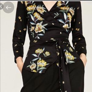 ⭐️3️⃣ for $20 ⭐️ Zara floral wrap top size small